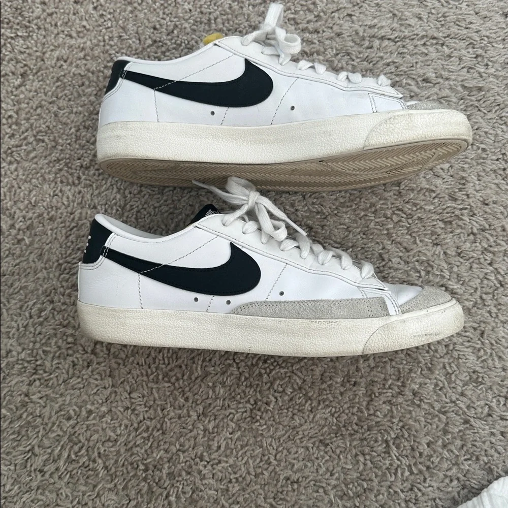 Nike Blazer Low 77 vintage White/Black sneakers women size 9.
